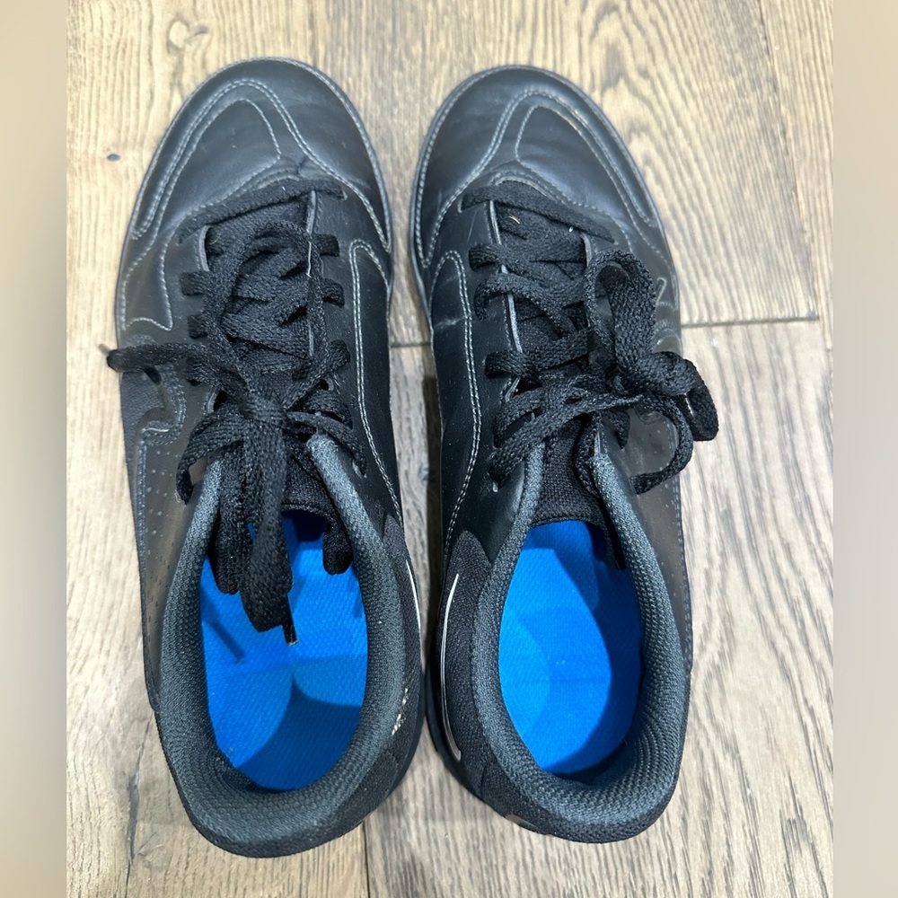 Nike. Kids indoor soccer cleats. Youth size 5